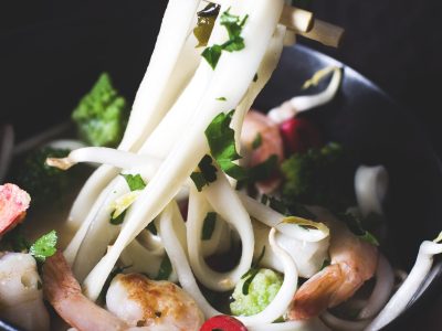 Eine Mahlzeit in einer Schüssel mit proteinreichen Lebensmitteln und Nudeln.